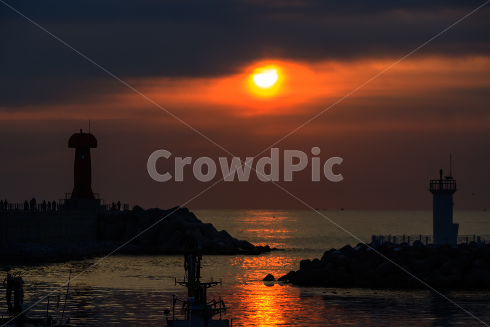 바닷가,일몰,태양,바다,하늘,실루엣,황혼,등대,lighthouse,실루엣,그림자,silhouette,shadow,nature,자연,outdoors,옥외