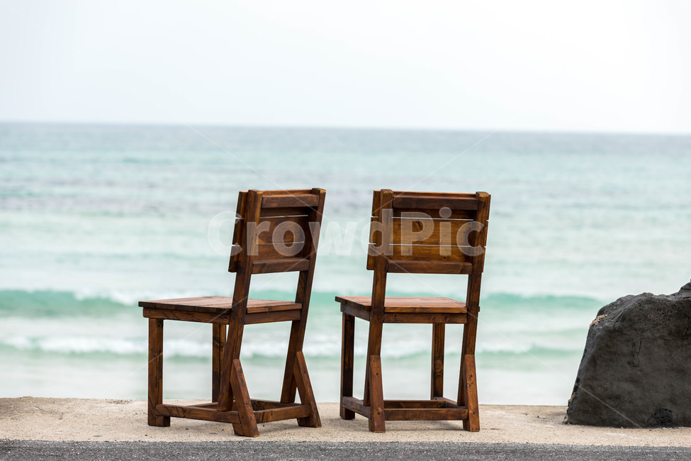 제주도,월정리,바다,구름,제주바다,월정리해변,백사장,파도,수평선,자연,풍경,해변,nature,landscape,sea,jeju,beach,감성,sensible,feeling,색깔,색상,색채,색감,colorsense,colorsensitivity,feelingofcolor,의자,나무의자,의자두개,나란히,제주도,jeju,jeju island,furniture,가구,chair