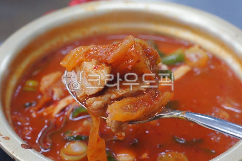 김치찌개,kimchistew,김치전골,kimchijjigae,spicystew,porkstew,meatstew,돼지김치찌개,양푼냄비,음식,food,요리,플레이팅,foodpresentation,plating