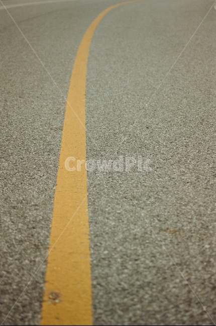 asphalt,아스팔트,중앙선,노랑색,휘어진,회색,그레이,거친,까슬까슬