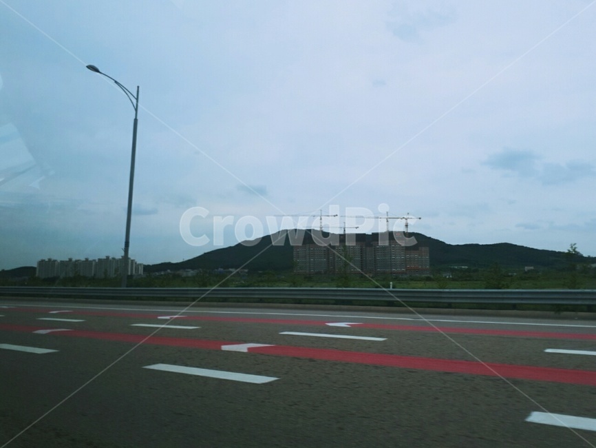 도로,고속도로,차도,하늘,가로등,산,감성,감성적,감성사진,자연사진,자연속,자연환경,자연풍경,풍경,풍경사진,자연,구름,사진