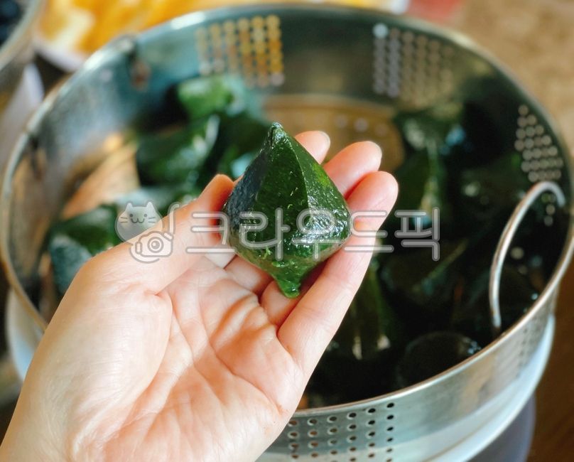 모시송편,송편,모시떡,떡,간식,후식,디저트,명절음식,명절,사람,인간,인간손,사람손,신체부위,음식,요리,식사,식재료,먹방,person,human,food,dish,cook,meal,dessert