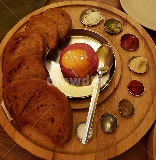 체코음식,맛집,감자볼,소스,유럽문화음식,참치,육회,계란,다양함,이쁜그릇,나무그릇