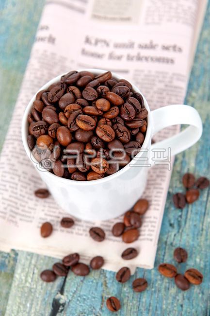 newspaper,wooden floor,food ingredients,crops,brown,freshness,morning,coffee beans,caffeine,coffee cup,background,vintage,coffee,organic,mug,Food,roast,object