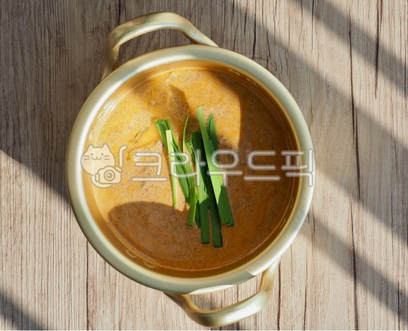 추어탕,한식,보양식,미꾸라지수프,한국음식,음식,요리,미꾸라지탕,영양식,점심식사,저녁식사,국물,수프,전통음식,식사,chueotang,comfortfood,loachsoup,koreanfood,food,cooking,loachtang,nutritionalfood,lunch,dinner,hot,soup,traditionalfood,meal,양은냄비,부추