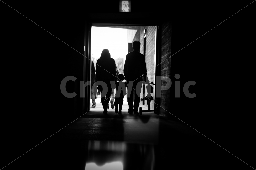 흑백,빛,역광,가족,출구,사람,인물,인간,human,person,가족,패밀리,family,인물실루엣,사람실루엣,character silhouette,human silhouette,흑백,모노톤,monochrome,black and white,silhouette,실루엣,corridor,복도