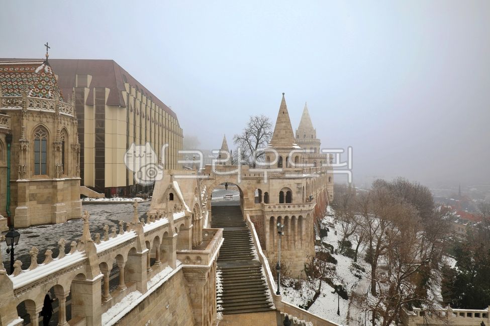 어부의요새,헝가리,뾰족한탑,건축물,설경,탑,고성,관광지,건물,난간,겨울,여행,유럽