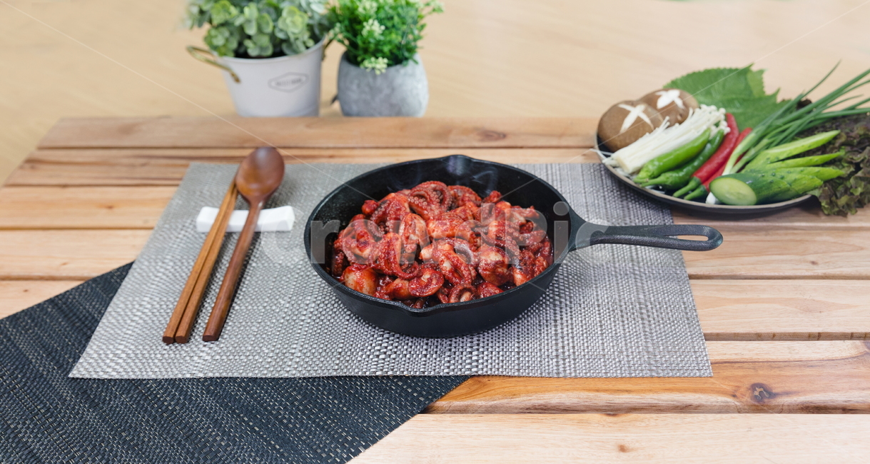 seasoning,tableware,Spicy,octopus,recipe,chopsticks,seasoned,bowl,preparation,red,hungry,carding,healthy food,eat,cooking,diet,tradition,frying pan,spicy food,table,delicacy,seafood,salty,ingredient,restaurant,its good,spicy,To fry,rice,Octopus,food,meal,