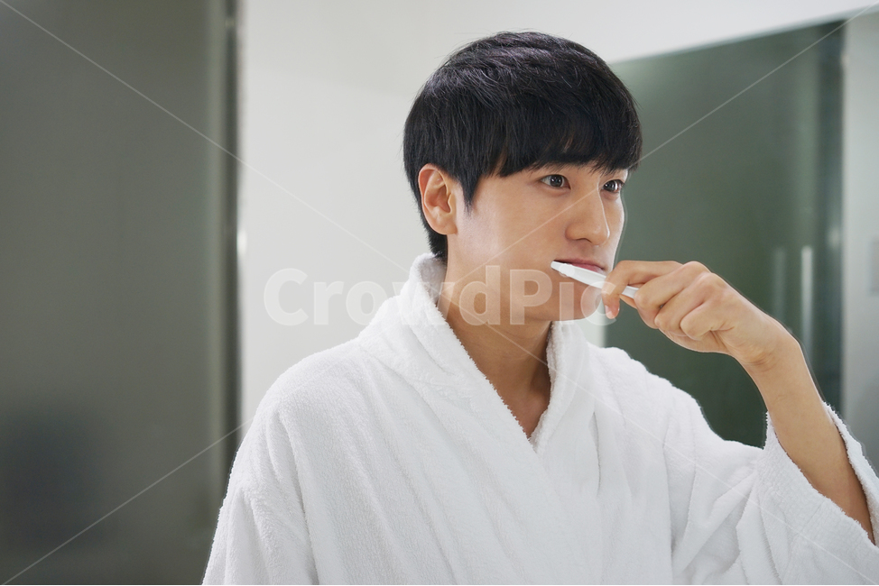 남성,남자,양치,양치질,칫솔,샤워가운,욕실,화장실,위생,청결,사람,인물,인간,human,person,남성,남자,man,male