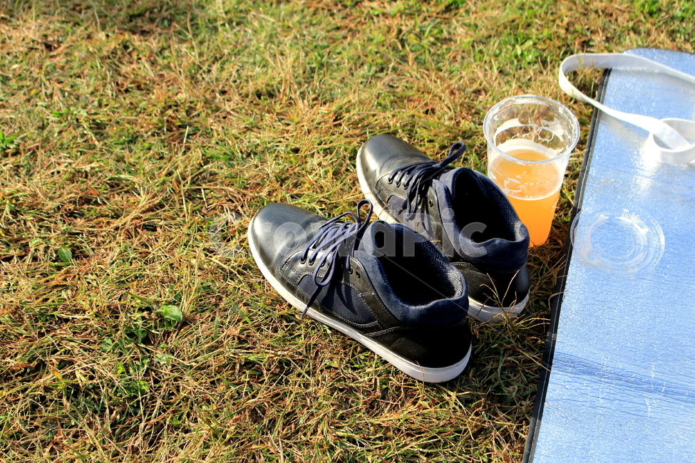 잔디,여유,맥주,소풍,운동화,신발,피크닉,picnic,야외,잔디밭,여유로움,일회용컵,돗자리,가을,가을볕,봄,봄볕,시간,사색,여가,자연,신선한,날씨,나들이,봄소풍,가을소풍,쓸쓸한,외로운,덩그러니,즐기다,alone,싱글,single,싱글족,grass,loney,nature,fresh,shine,outside,background,enjoy,나홀로족,1인가구,비혼,사물,물건,오브젝트,thing,object,matter