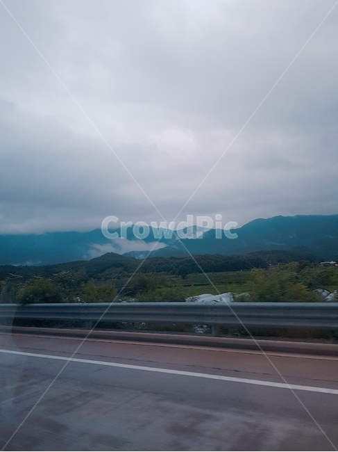 버스밖,구름낀산,새벽산,구름,도로