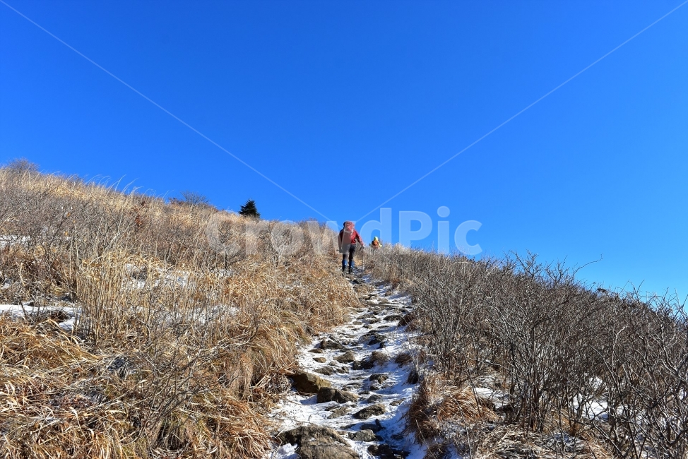 지리산,서북능선,노고단,풍경,비경,명산,국립공원,성삼재,묘봉치,만복대,고리봉,반야봉,천왕봉,정령치,세걸산,세동치,부운치,팔랑치,산행,등산,트레킹,National,Park,철쭉,파란,하늘,바래봉,사진,산그리메,산너울,명선봉,토끼봉,힐링,감성,전망,조망,아름다운,수려한,nature,lanscape,겨울,계절,winter,season,자연,풍경,nature,landscape,한국자연풍경,한국자연경관,korea nature landscape,사람,인물,인간,human,person,여행,휴가,traveling,vacation,trip,스포츠,레저,운동,sports,leisure,exercise,건강,헬스웨어,헬스케어,healthware,health care,ditch,도랑,ground,바닥,road,도로,dirt road,흙길,gravel,자갈