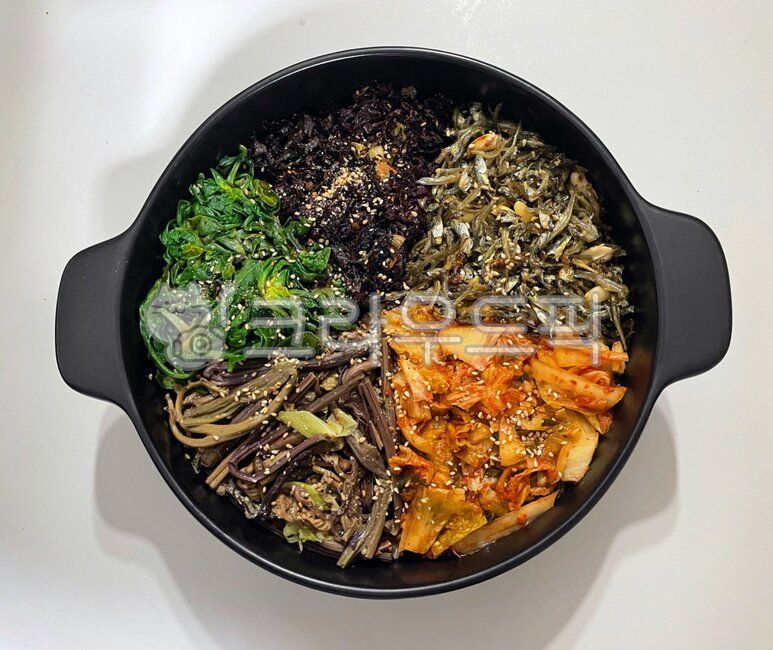 돌솥비빔밥,뚝배기,비빔밥,나물비빔밥,비빔,돌솥,나물,볶음나물,김무치,무침,시금치,멸치,김치,참깨,먹방,식재료,전통,전통음식,한식,한국음식,한국요리,음식,고사리,요리,식사,쌀,밥,쌀밥,meal,rice,dish,food,cook,koreanfood