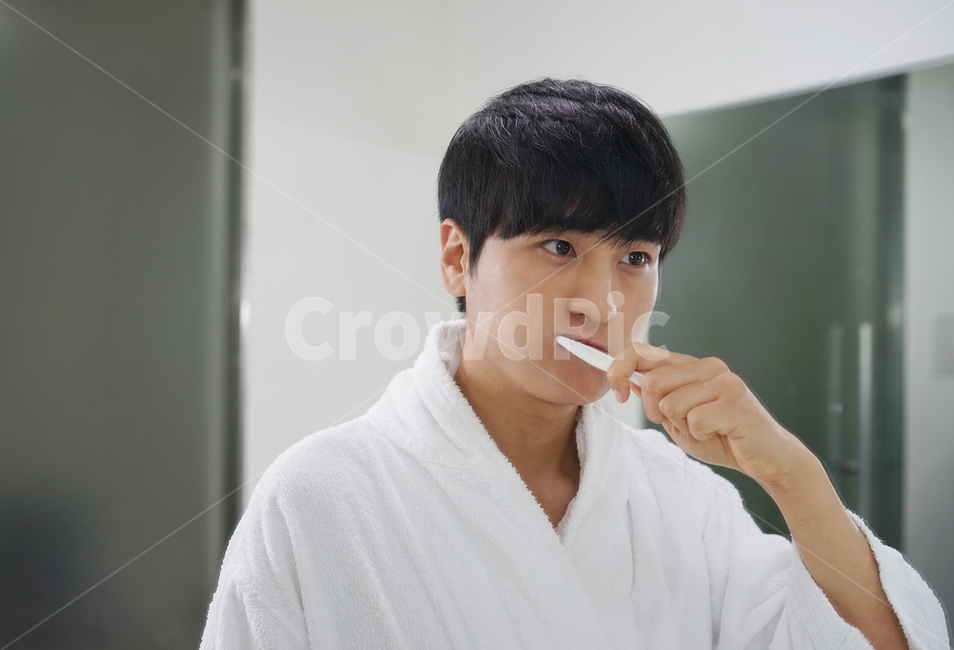 남성,남자,양치,양치질,칫솔,샤워가운,욕실,화장실,위생,청결,사람,인물,인간,human,person,남성,남자,man,male
