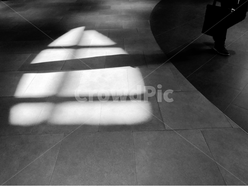 seoul,city,parnasmall,subway,people,walk,monochrome,square,shadow,sunshine,citizen,window,서울,파르나스몰,지하,창문,햇빛,사람들,그림자,사람,인물,인간,human,person,고독함,외로움,쓸쓸함,우울함,슬픔,lonely,solitary,흑백,모노톤,monochrome,black and white