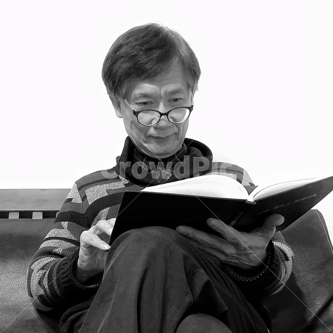 person,사람,hume,reading,독서,아버지,아빠,표정,인물,인간,얼굴표정,남성,남자,male,face,책,안경,도서,책읽기,노안,facial,expression,흑백사진,모노톤,monochrome,사람,인물,인간,human,person,남성,남자,man,male,흑백,모노톤,monochrome,black and white,교육,학교,공부,education,learning,study,school,누끼,remove background