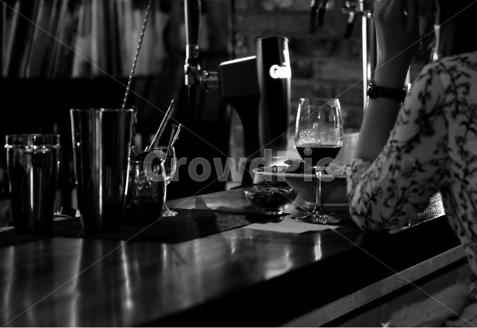 와인,여자,와인바,bar,기다림,술,만남,외로움,고독,시선,흑백,감성,사람,인물,인간,human,person,여성,여자,woman,female,lady,기념일,축하,anniversary,congratulation,celebrate,celebration,술,주류,alcohol,고독함,외로움,쓸쓸함,우울함,슬픔,lonely,solitary,흑백,모노톤,monochrome,black and white