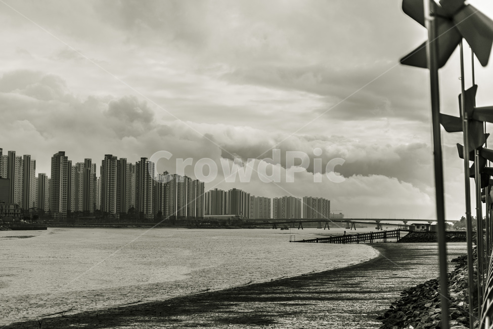 water,물,도시,흑백,먹구름,갯뻘,바다,흐린날,바람개비,신도시,아파트,태풍,도시,풍경,city,landscape,흑백,모노톤,monochrome,black and white,waterfront,워터 프론트