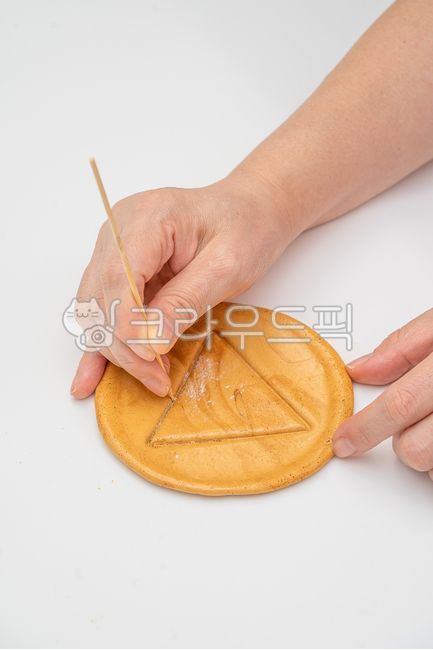 달고나,뽑기,dalgona,손,이쑤시개,군것질,설탕과자,세모,삼각형