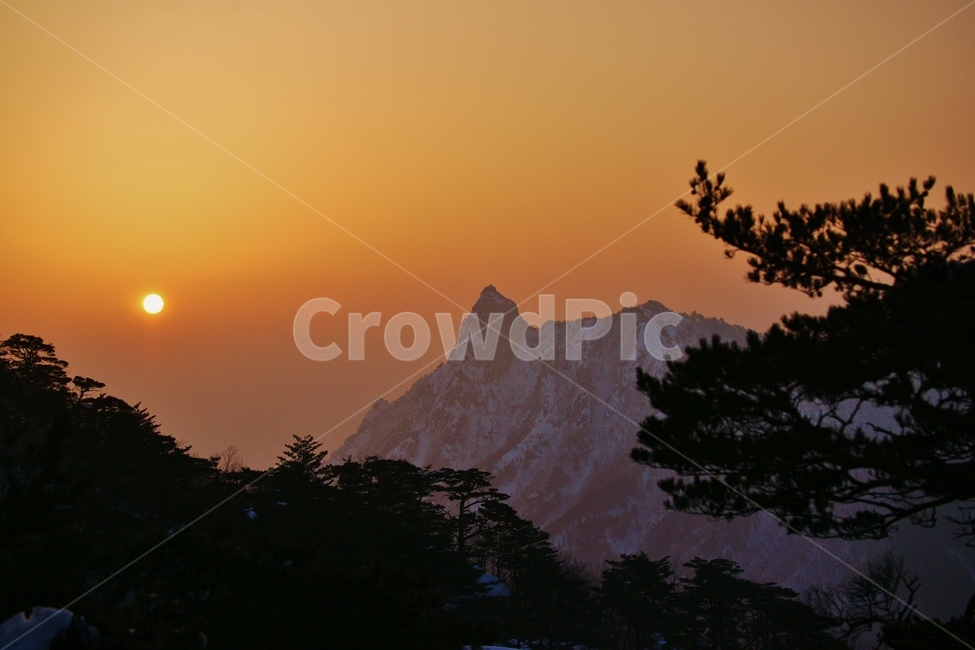 설악산,일출,풍경,국립공원,겨울,자연,풍경,nature,landscape,한국자연풍경,한국자연경관,korea nature landscape,outdoors,옥외,red sky,붉은 하늘,dawn,새벽,sunset,일몰,sky,하늘,dusk,황혼,mountain range,산맥,mountain,산