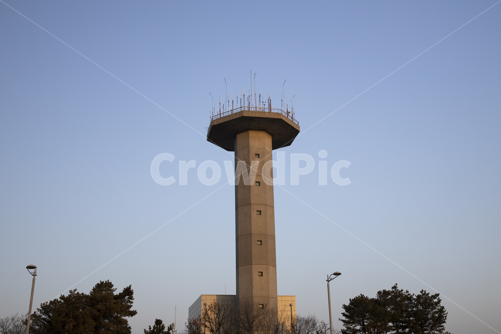 탑,통신,안테나,tower,architecture,건축물,building,건물,가로등,나무,하늘,높은,중계탑,송신탑,송출,팔각형