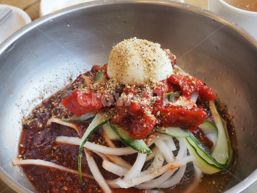Mulnaengmyeon,egg,Bibim Naengmyeon,chopsticks,Korean,Korean culture,summer food,food,food culture,Cold noodles,summer cold noodles,korea,Asia,background,wellbeing,culture,Korean food,Asian food,tradition,cool food