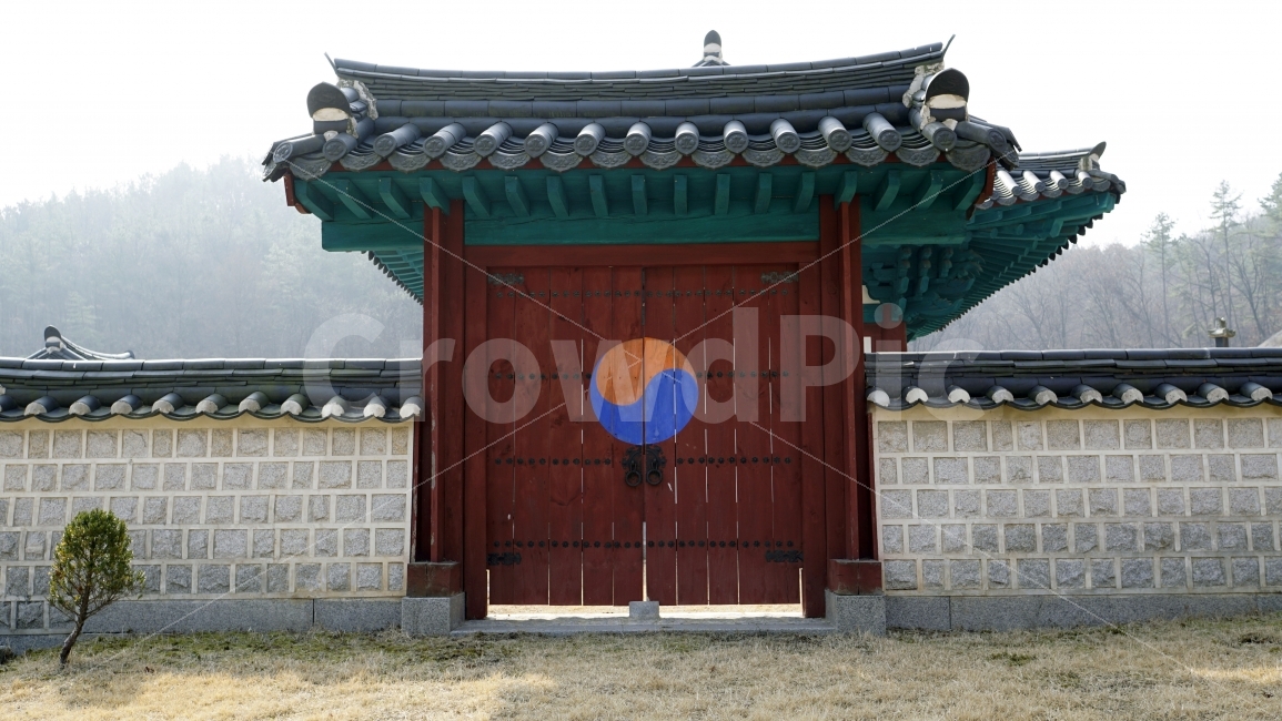 한국,전통,역사,문화,유교,한옥,지붕,기와,조선,대문,태극,태극기,담벼락,돌담길,유적,나무,하늘,벽,벽돌,한국전통,한국문화,korean traditional,korean culture