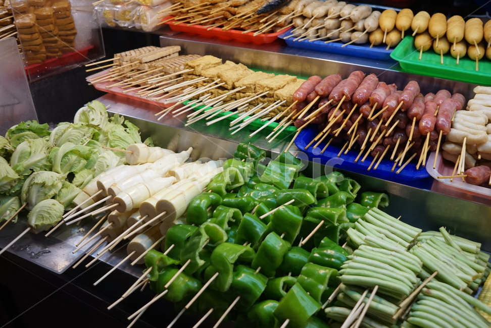 야시장,음식,대만,꼬치,꼬치요리,taiwan,taipei,타이페이,해외음식,피망,옥수수,어묵,오뎅,어묵꼬치,소세지,양배추,떡,떡꼬치,진열,초록색,노란색,판매,가판대,장사,시장,포장마차,food,음식,식재료,요리,food,cook,meal,dishes,food reserves