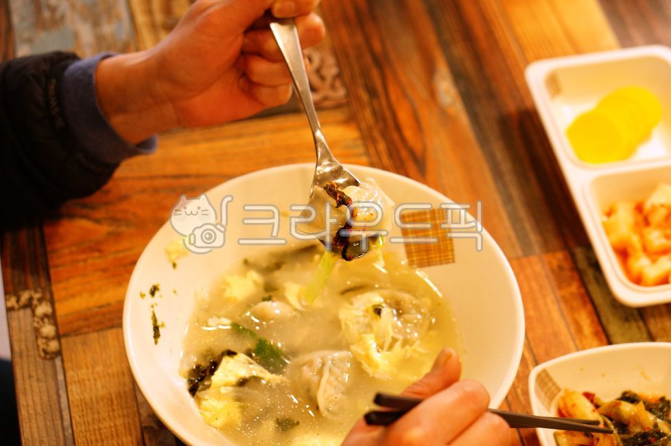 떡만두국,떡국,만두국,설음식,명절음식,김,한국요리,한국음식,koreanfood,koreanmeal,koreancook,cook,meal,food,음식,김치,반찬,플래이팅,bowl,그릇,식사,dish,접시,person,사람