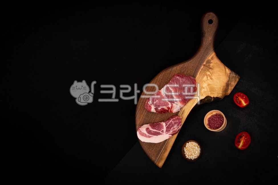 meat quality,Nukki,Directed cut,raw meat,pork,BBQ,barbecue,Production,cooking,wooden cutting board,close up,salt,food,Before cooking,sale,Plating,Cooking exhibition,meat,gravy,fresh,Pork neck,neck meat,ferment