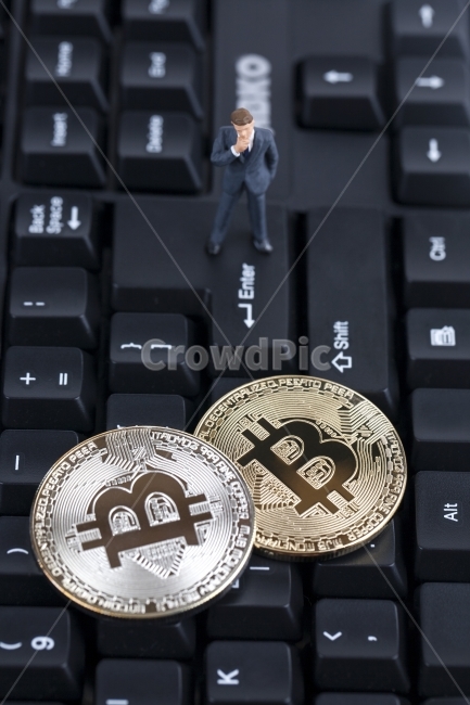 비즈니스,금융,비트코인,가상화폐,가상통화,키보드,엔터키,컴퓨터,거래,주식,온라인,거래시장,주식시장,투자,거래소,동전,주화,캐시,가상,교환,돈,머니,골드,구매,은행,인터넷,저축,전자상거래,채굴,암호,남자,맨,사람,비즈니스맨,미니어처,금융,돈,finance,banking,money,정보통신기술,전자기기,전자제품,it,information,technology,electronic equipment,비즈니스,사업,business,service,work,사물,물건,오브젝트,thing,object,matter,연출,컨셉,콘셉,direction,concept