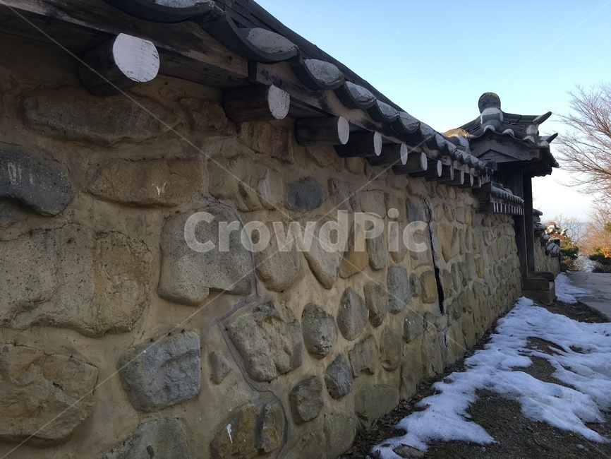 flagstone,보도,path,판석,통로,wall,slate,벽,walkway,슬레이트,겨울,계절,winter,season,한국전통,한국문화,korean traditional,korean culture,건축물,건물외관,exterior,building,structure,architecture,construction