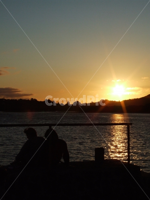 인물,사람,실루엣,silhouette,저녁,노을,태양,강가,해변가,호숫가,강,바다,호수,lake,lakeside,river,riverside,sea,beach,sunset,sun,people,person,shadow,그림자,하늘,구름,sky,cloud,빛,light,감성사진,커플,연인,lover,couple,배경화면,배경사진,풍경,배경,풍경사진,평화로운,분위기,차분한,차분함,평화로움,scene,ambience,atmosphere,calm,peaceful,tranquil,still,background,사람,인물,인간,human,person,인물실루엣,사람실루엣,character silhouette,human silhouette,휴식,힐링,rest,relaxation,healing,flare,플레어,sunlight,햇빛
