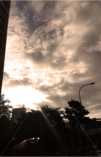 구름,빛,먹구름,구름빛,하늘빛,하늘,sky,풍경,빛줄기,빛내림,장엄함,숭고함,god,도시,풍경,city,landscape,한국도시풍경,한국도시경관,korea cityscape,흑백,모노톤,monochrome,black and white,light,flare,플레어
