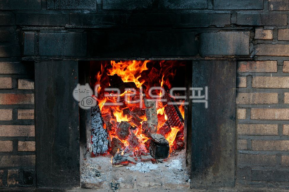 oak wood fire,furnace,Oak charcoal fire,Oak firewood,Gudeuljang,blackjack,Furnace blanket,dry firewood,charcoal fire,oak charcoal,wood fire,firewood,fire,tradition,Charcoal,Fireplace