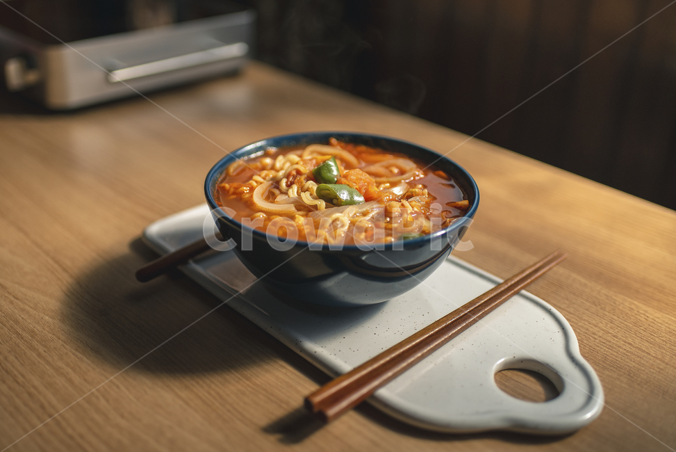 라면,뜨거운,토마토라면,매운음식,라면요리,나무테이블,흰색도마,수저,젓가락,숟가락,매운,매콤한,ramen,tomatoramen,토마토라면,면요리,간편식,인스턴트,한국라면,음식,식재료,요리,food,cook,meal,dishes,food reserves,면류,면요리,noodles,한식,한국음식,한국요리,korean food,korean dishes,korean meal,korean cook