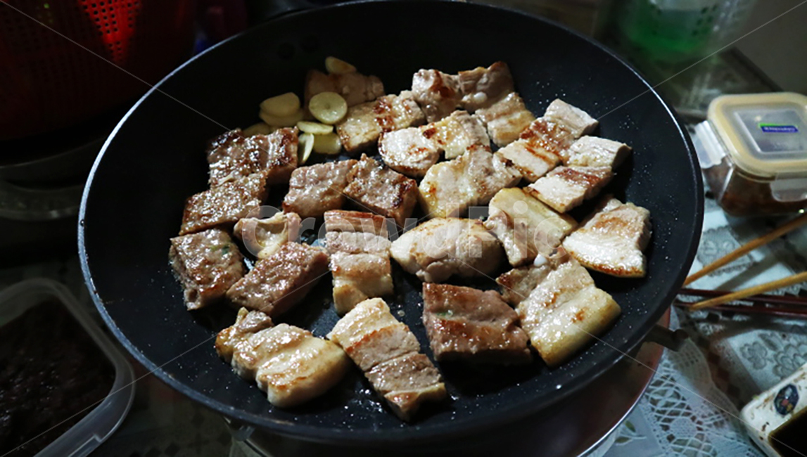 고기,삼겹살,포장,마늘,한국음식,돼지고기,식사,후라이팬,저녁식사,저녁밥,음식,전통음식,육류,외식,음식,식재료,요리,food,cook,meal,dishes,food reserves,육류,고기,meat