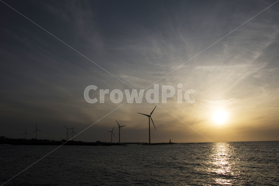 풍차,바람개비,일몰,구름,하늘,바다,풍경,경치,노을,에너지산업,energy industry