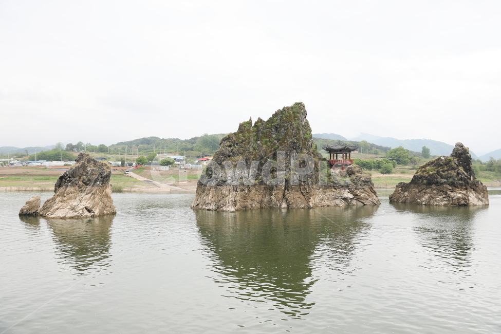 도담삼봉,정자,섬,충주호,단양,반영,물,자연풍경,자연,풍경,nature,landscape,한국자연풍경,한국자연경관,korea nature landscape,outdoors,옥외,land,땅,water,sea,바다,ocean,대양,shoreline,해안선,coast,연안