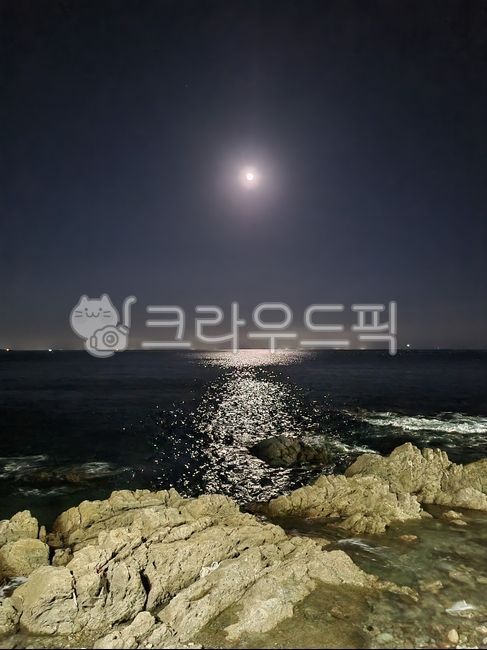 바다,밤바다,달빛,달,nature,자연,night,astronomy,천문학,moon