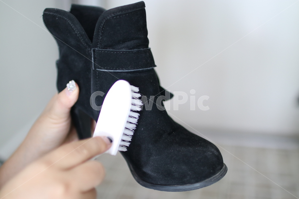신발,shoe,clothing,apparel,footwear,운동화,슬립온,힐,하이힐,의복,의류,신발류,구두,신발청소,신발세탁,신발세척,세척,실내화,실외화,human,인간,person,사람