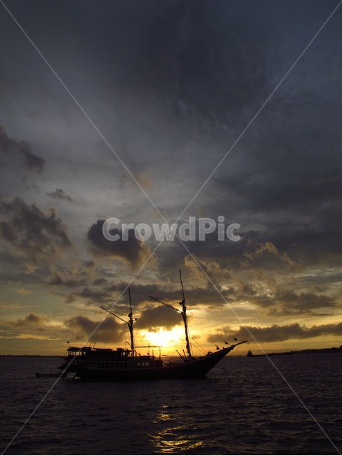 boat,보트,watercraft,선박,sky,하늘,바다,sea,ocean,대양,sunset,석양,실루엣,silhouette