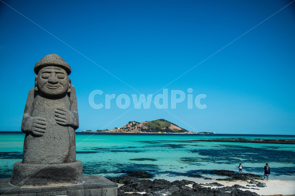제주도,바다,하늘,에메랄드,맑음,금능해변,금능,제주도,jeju,jeju island,조각상,동상,석상,조형물,statue,bronze statue,stone statue,person,사람,human,인간