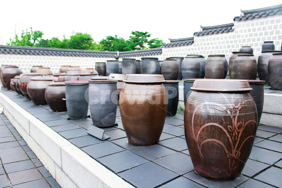 항아리,도자기,장독대,마당,뒷마당,jar,jangdokdae,전통,김장,보관,한국전통,한국문화,담장,장독,고택,문화유산,한옥,기와,명가,전통가옥,김장독,된장독,발효,문화,한국,koreantraditional,koreanculture,한국전통,한국문화,korean traditional,korean culture