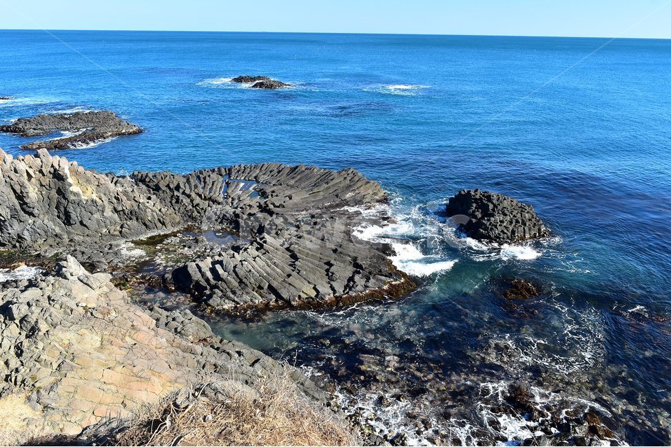 주상절리,경주,양남,풍경,바다,자연,국가지질공원,지질공원,비경,전망,조망,파란,하늘,해변,해안,korea,nature,landscape,힐링,장관,절경,여행,사진,겨울,자연풍경,2018년,2월,설연휴,가볼만한곳,traveling,crowd,한국,자연경관,감성,해파랑길,동해,아름다운,명소,읍천항,부채꼴주상절리,전망타워,주상절리전망대,자연,풍경,nature,landscape,한국자연풍경,한국자연경관,korea nature landscape,promontory,곶,water,물,sea,ocean,대양,outdoors,옥외,shoreline,해안선,land,땅