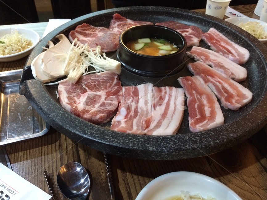 돼지한마리,삼겹살,목살,팽이버섯,된장찌개
