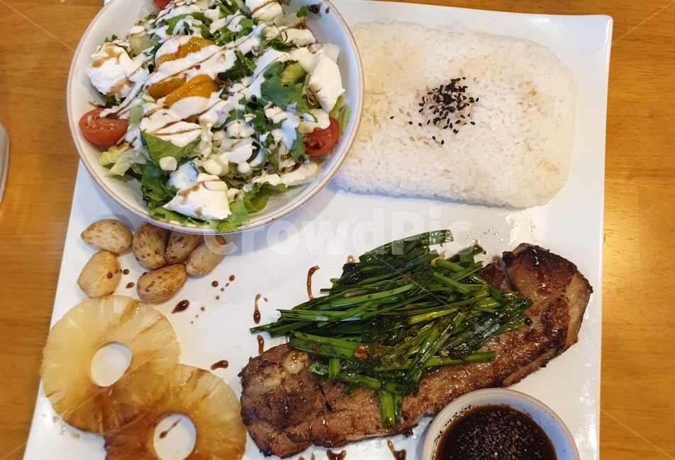 샐러드,삼겹스테이크,스테이크,돼지고기,구운마늘,음식,식재료,요리,food,cook,meal,dishes,food reserves