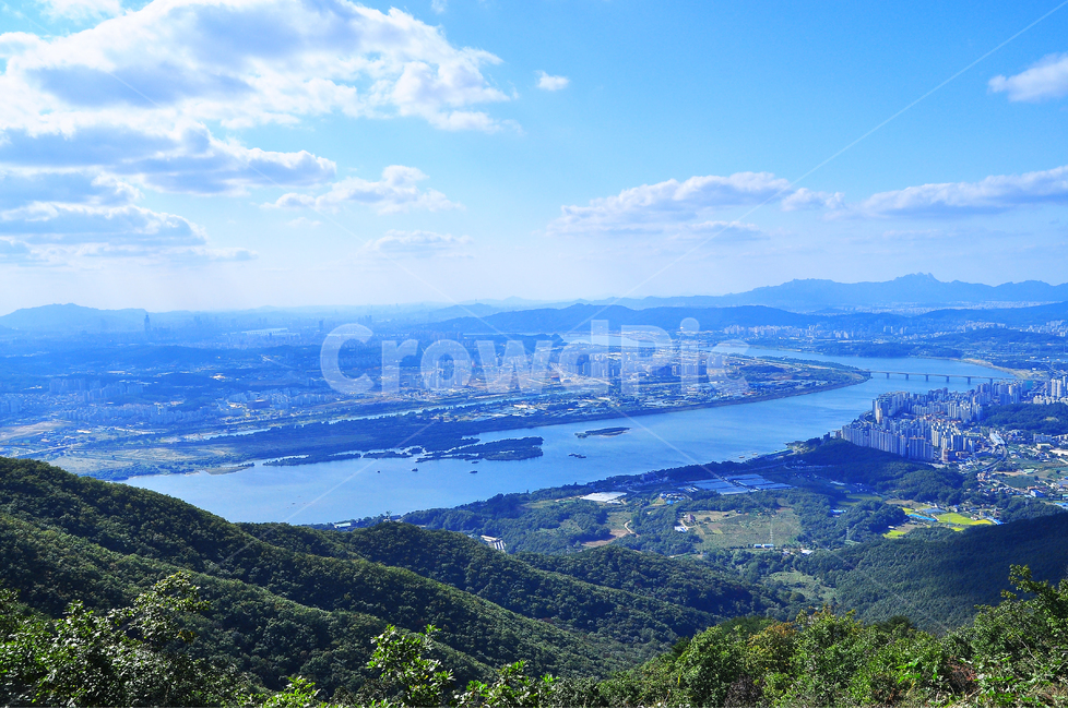forest,bright,view map,Han River,mountain climbing,sunny day,cloud,mountain,Highquality land,homestead,top,Suburbs of Seoul,Town,Apartment complex,sight,season,at the top,redevelopment,sky,Apartment village,wide,clear,tree,riverside,On the mountain,river 