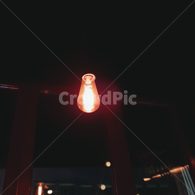 전구,전등,불빛,창가,어둠,빛,붉은색,light,bulb,붉은빛,사물,물건,오브젝트,thing,object,matter