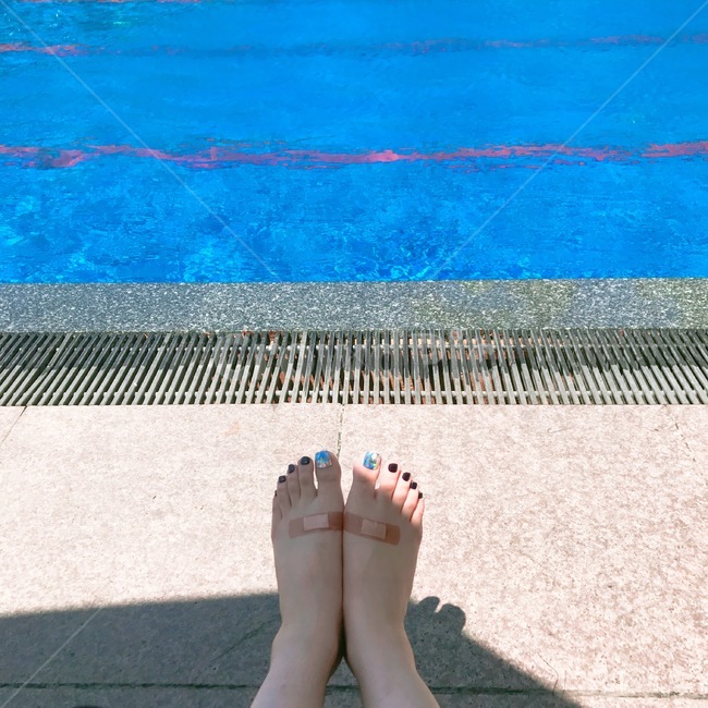 수영장,발,패디큐어,여행,네일,나른함,휴식,다리,사람,인물,인간,human,person,신체일부,몸,body